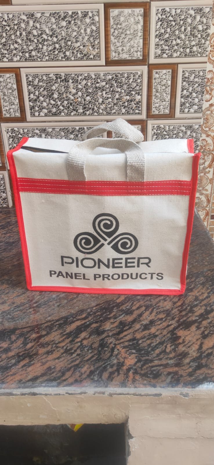 Single-colour panel brand bag